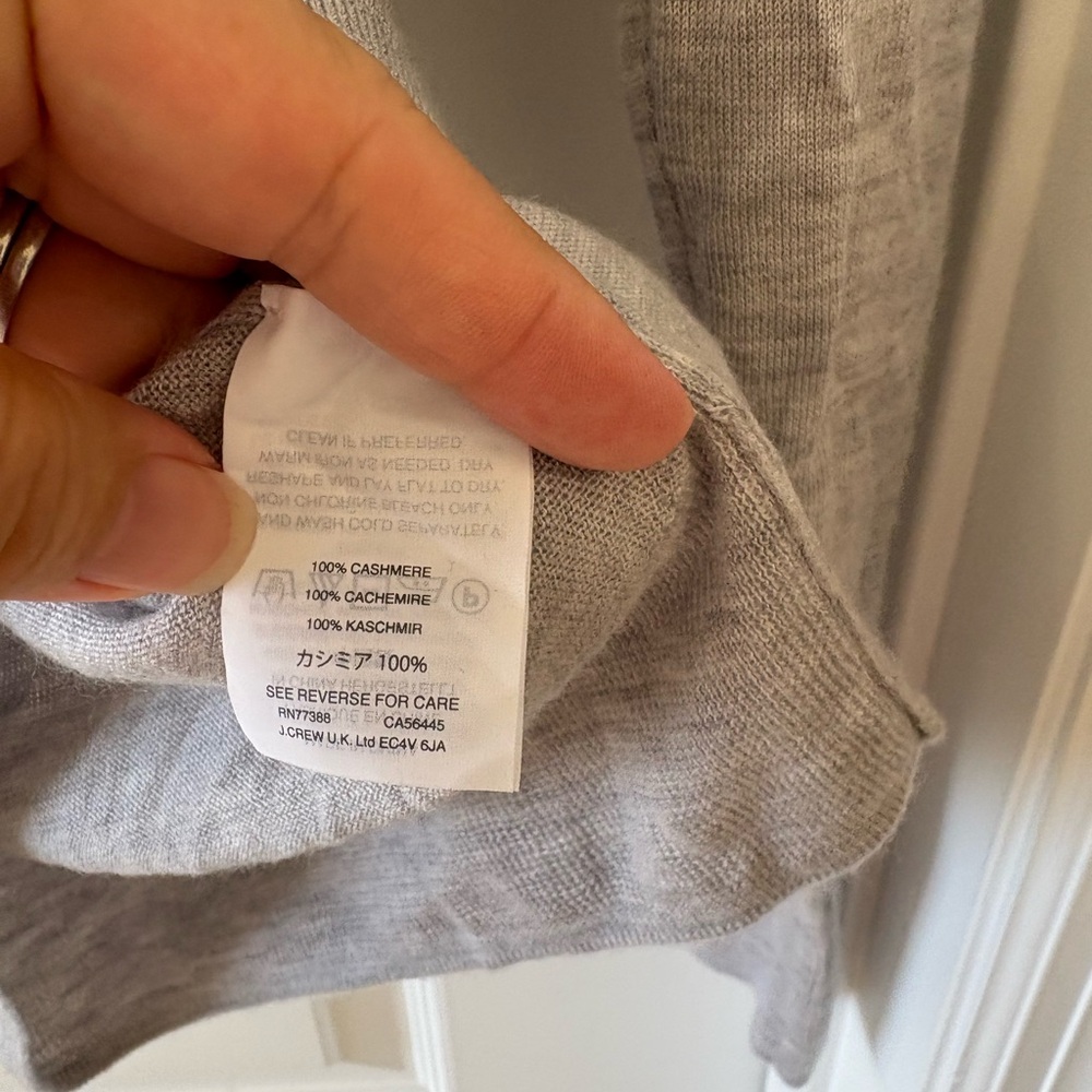 J.Crew Collection 100% Italian Cashmere V-Neck Sweater – Size Small – Light Gray - Picture 4 of 5